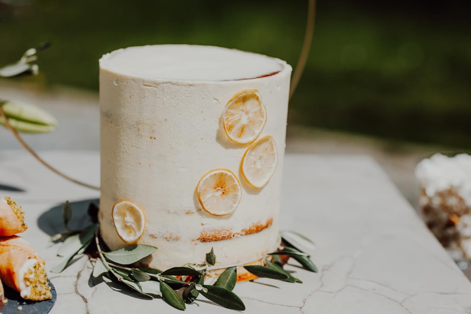 Minimalistische helle Torte mit getrockneten Zitronenscheiben