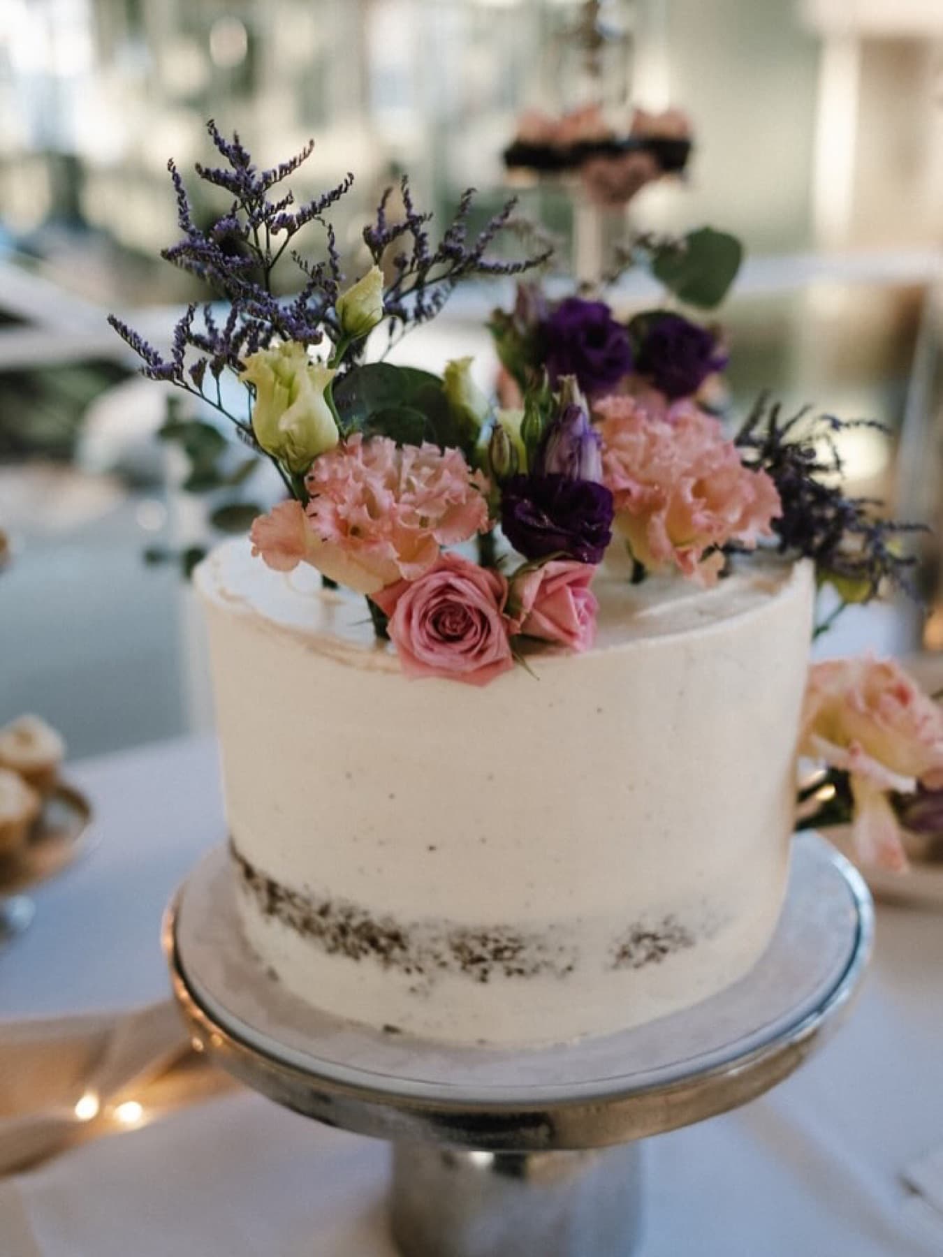 Semi-Naked-Torte mit zarten Rosen und Trockenblumen in Creme und Rosé
