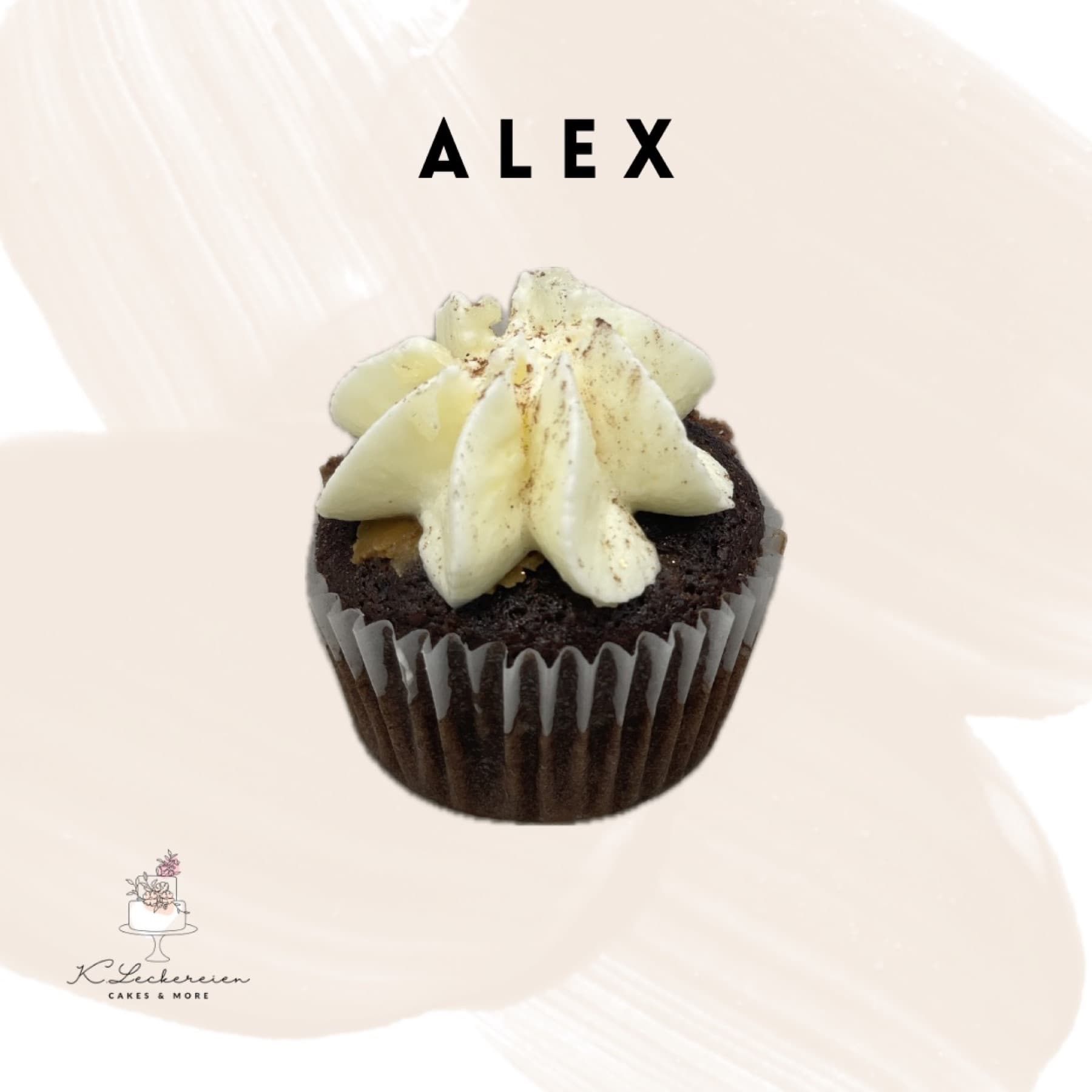 Schokoladencupcake mit heller Buttercreme vor pastellfarbenem Pinselstrich