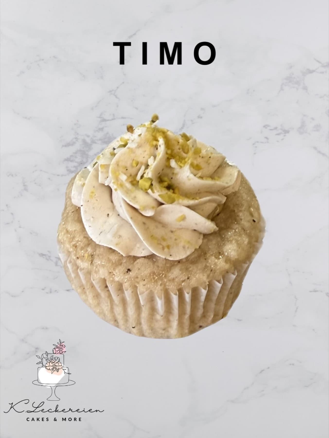 Cupcake mit hoher Buttercremehaube auf Marmoruntergrund