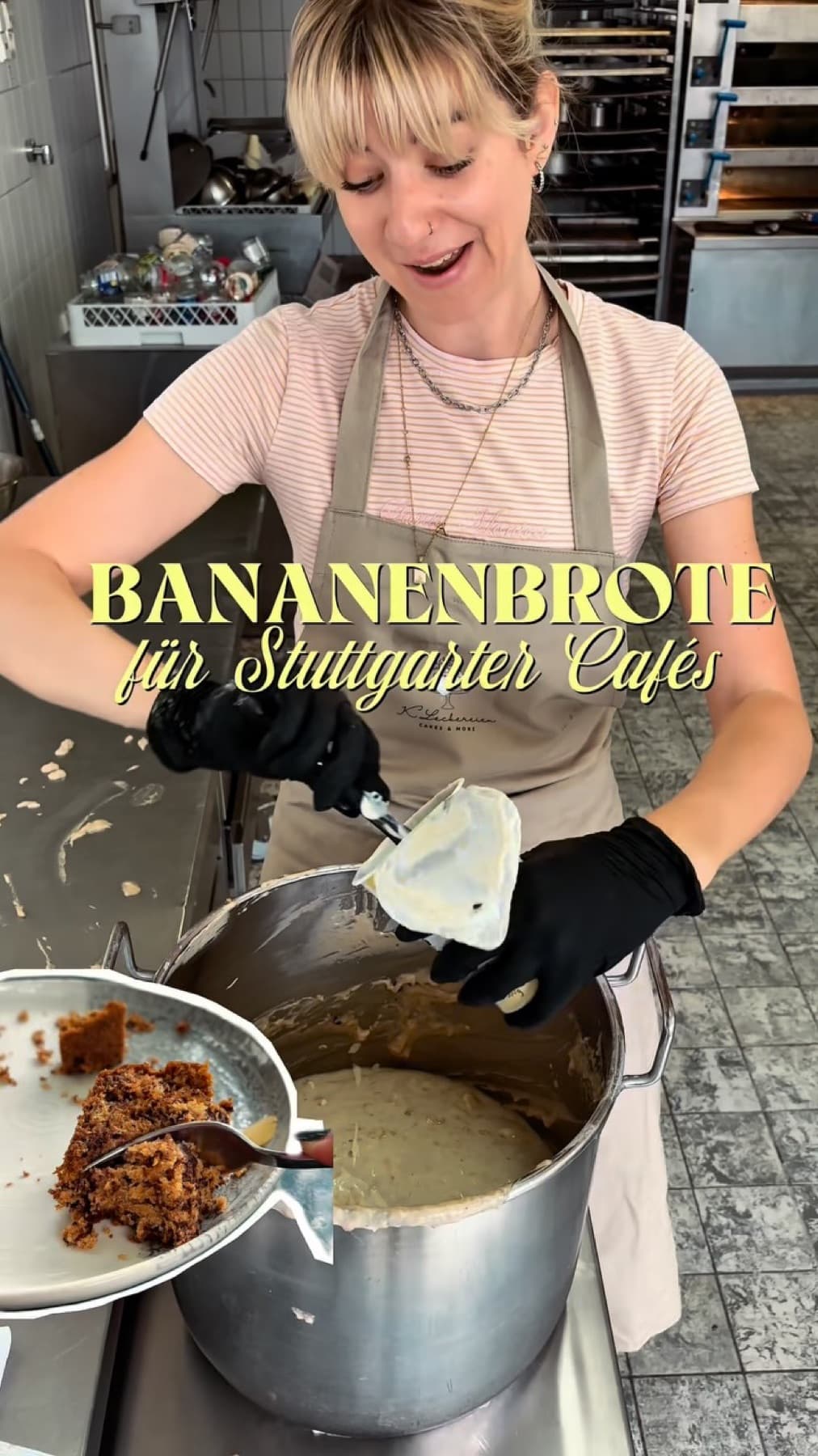 Kerstin Ederer beim Zubereiten von Bananenbroten in der Backstube