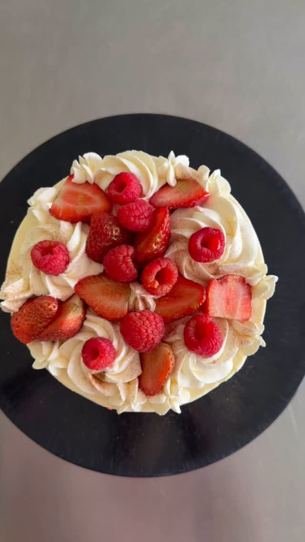 Torte mit Sahnetuffs, frischen Erdbeeren und Himbeeren